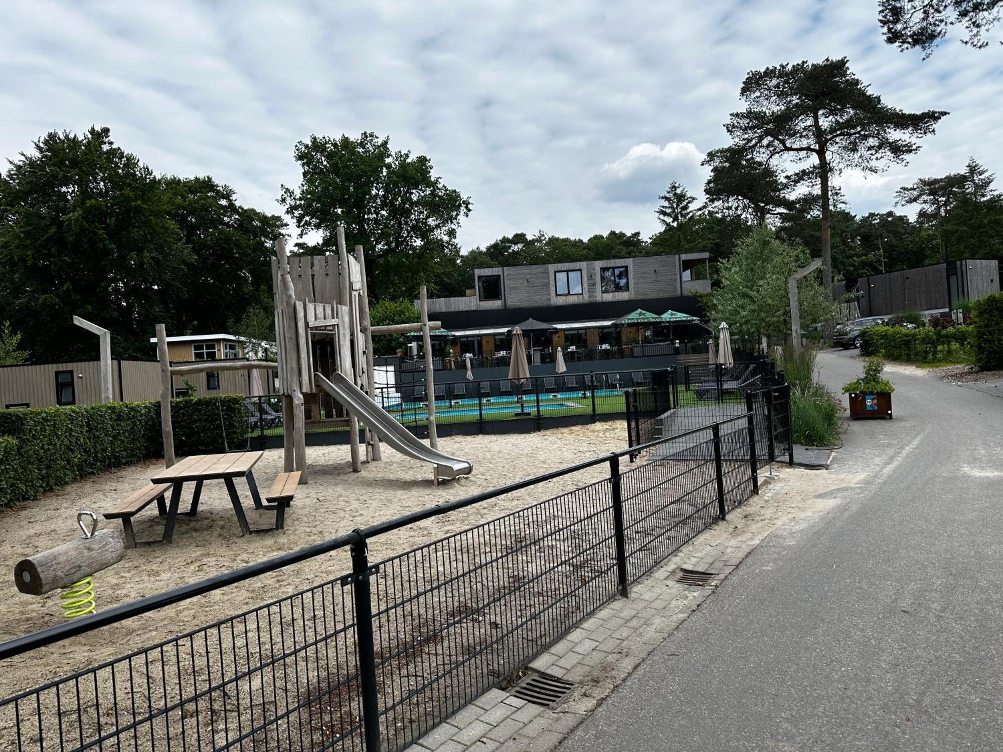 Dubbele Chalet Op Recreatiepark Topparken Op De Veluwe In Beekbergen Met Grote Vrije Tuin En Eigen Parkeerplaats Kültér fotó